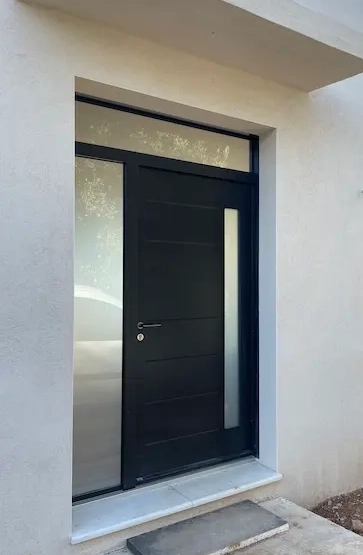 Porte moderne noire dans une maison blanche