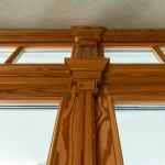 Bois sculpté sur une fenêtre contemporaine.