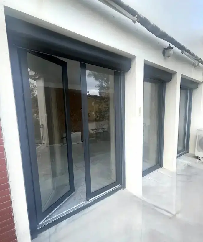 menuisier pose porte fenêtre alu charleval Portes-fenêtres modernes en verre et métal noir.